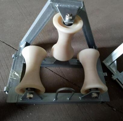 Αγορά Βιομηχανικός οδηγός κυλίνδρων καλωδίων γωνίας 90 μοιρών με τροχούς νάιλον και ονομαστικό φορτίο 10KN για ομαλή έλξη καλωδίων online manufacture